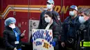Warga berkumpul di luar rumah sakit mengungkapkan rasa terima kasih dan hormat kepada petugas kesehatan di New York, (16/4/2020). Setiap malam pukul 19.00 waktu setempat, warga bertepuk tangan menyemangati pekerja esensial mendukung dan mengapresiasi selama pandemi COVID-19. (Xinhua/Michael Nagle)