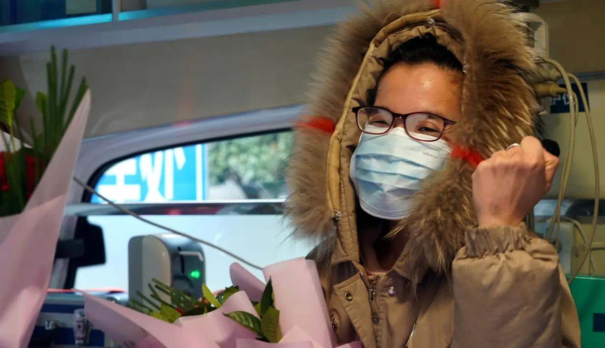 Pasien yang dinyatakan sembuh dari virus corona memberi salam perpisahan kepada petugas medis di Rumah Sakit Afiliasi Pertama Universitas Zhengzhou, Provinsi Henan, China, Selasa (4/2/2020). Dia dinyatakan sembuh dan sudah diizinkan pulang dari rumah sakit. (Xinhua/Li An)