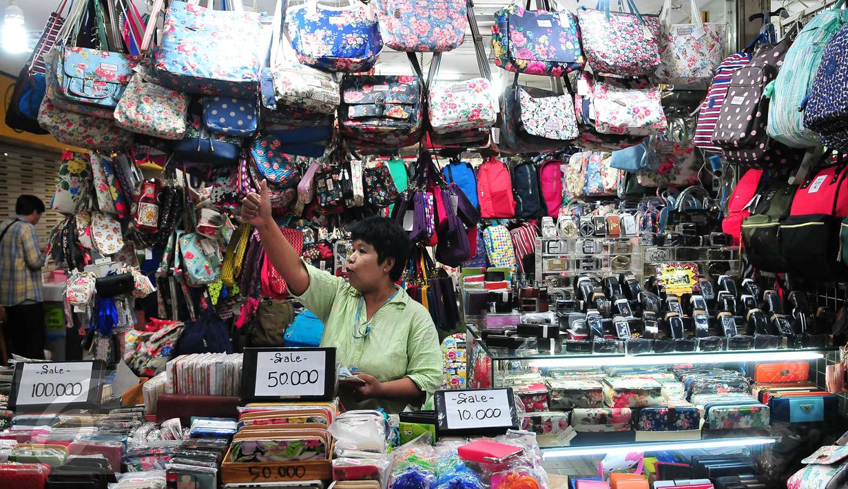 Pedagang tas dan dompet menunggu pembeli di salah satu pusat perbelanjaan di Jakarta, Jumat (11/11). Pemerintah akan menghilangkan praktek impor borongan terhadap tekstil dan produk tekstil yang merugikan industri dalam negeri. (Liputan6.com/Angga Yuniar)