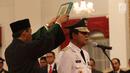 Pengambilan sumpah Isdianto saat dilantik oleh Presiden Jokowi menjadi Wakil Gubernur Kepulauan Riau (Kepri) di Istana Negara, Jakarta, Selasa (27/3). Isdianto resmi menjabat sebagai Wakil Gubernur Kepri periode 2016-2021. (Liputan6.com/Angga Yuniar)