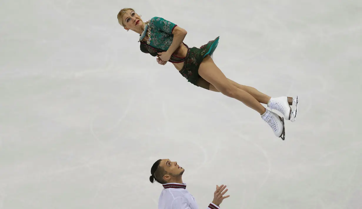 Atlet Rusia, Tatiana Volosozhar dan Maxim Trankov, beraksi di nomor short program Kejuaraan Eropa Figure Skating ISU di Bratislava, Slowakia, (29/1/2016). (Reuters/David W Cerny)
