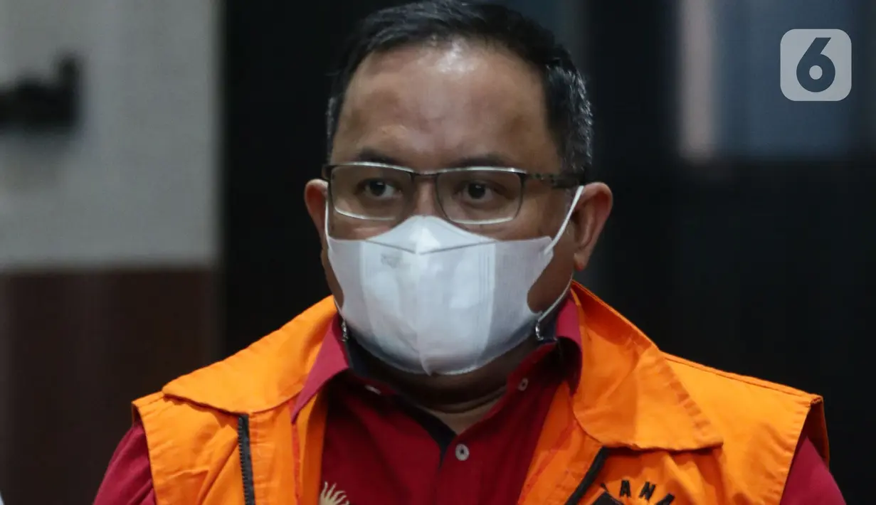 Bupati Musi Banyuasin periode 2017-2022, Dodi Reza Alex Nurdin digiring petugas sesaat usai rilis penetapan dan penahanan tersangka di Gedung KPK Jakarta, Sabtu (13/10/2021). (Liputan6.com/Helmi Fithriansyah)