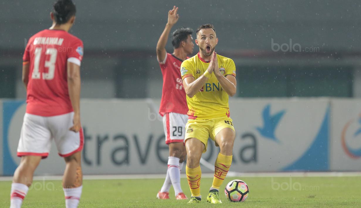 Gaya Ilija Spasojevic melakukan protes kepada wasit saat melawan Persija Jakarta pada lanjutan Liga 1 2017 di Stadion Patriot Bekasi, Sabtu (12/11/2017). Bhayangkara kalah dari Persija 1-2. (Bola.com/Nicklas Hanoatubun)