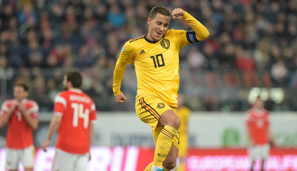 Gelandang Belgia, Eden Hazard, merayakan gol yang dicetaknya ke gawang Rusia pada laga Kualifikasi Piala Eropa 2020 di Gazprom Arena, Saint Petersburg, Sabtu (16/11). Rusia kalah 1-4 dari Belgia. (AFP/Olga Maltseva)