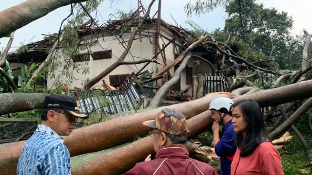 Puluhan titik di Kota Bogor, Jawa Barat, diterjang bencana longsor, pohon tumbang, dan angin kencang pada Minggu (4/9/2022) sore (Liputan6.com/Achmad Sudarno)