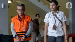Tersangka sekaligus mantan Kepala Bidang Jalan Dinas PUPR Kabupaten Indramayu, Wempy Triyono seusai menjalani pemeriksaan di gedung KPK Jakarta, Jumat (17/1/2020). Wempy diperiksa terkait kasus dugaan pengaturan proyek di lingkungan Pemkab Indramayu tahun anggaran 2019. (merdeka.com/Dwi Narwoko)