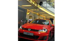 VW Golf GTI yang hadir dengan menonjolkan performa bertenaga serta irit bahan bakar ini dilepas untuk menyasar konsumen dari eksekutif muda, wanita karir hingga anak muda, Selasa (3/6/14). (Liputan6.com/Faisal R Syam)