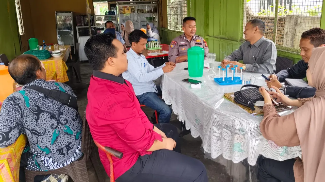 Polisi berdiskusi dengan sejumlah advokat untuk mewujudkan Pilkada damai di Rokan Hulu, Riau.