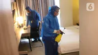 Petugas melakukan pembersihan kamar yang akan ditempati sementara oleh tenaga medis  di Hotel Pakons Prime, Tangerang, Kamis (7/5/2020). Pemerintah Kota (Pemkot) Tangerang menyiapkan hotel tersebut untuk memfasiltasi tenaga medis penanganan Covid-19 di wilayah Tangerang. (Liputan6.com/Angga Yuniar)