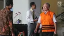 Senyum terdakwa mantan Dirjen Hubla Kemenhub Antonius Tonny Budiono usai diperiksa KPK, Jakarta, Jumat (20/4). Antonius diperiksa terkait suap tender izin proyek di Direktorat Perhubungan Laut di Pelabuhan Tanjung Mas Semarang. (Merdeka.com/Dwi Narwoko)