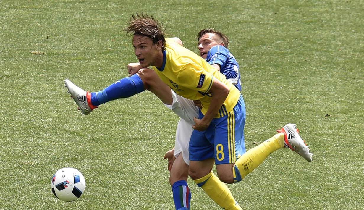 Pemain Italia, Emanuele Giaccherini, berebut bola dengan pemain Swedia, Albin Ekdal, pada laga Grup E Piala Eropa 2016 di Stadium de Toulouse, Jumat (17/6/2016). (AFP/Pascal Pavani)