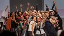 Ditemani beberapa selebriti, seperti Ayu Dewi, Shahnaz hingga Carrisa Putri, Luna Maya jalan di catwalk sambil memegang ponsel lengkap dengan tongkat selfie. (Via Instagram/@Lunamaya)