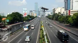 Sejumlah kendaraan melintas di Jalan Tol Dalam Kota Jakarta, Jumat (1/1/2016). Di hari libur, usai perayaan pergantian tahun 2016, sejumlah ruas jalan protokol di Jakarta terlihat lengang. (Liputan6.com/Helmi Fithriansyah)