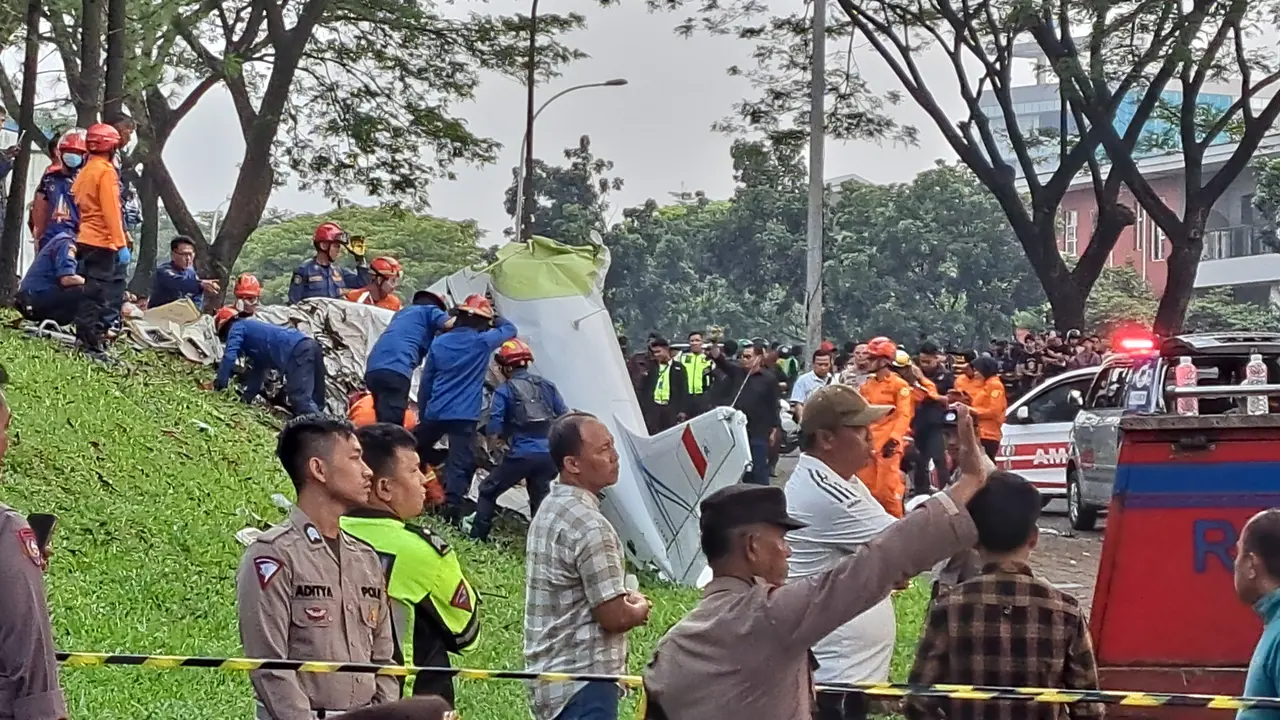 Penampakan pesawat jatuh di Lapangan Sunburst, Kecamatan Serpong, Kota Tangsel, Minggu (19/5/2024).