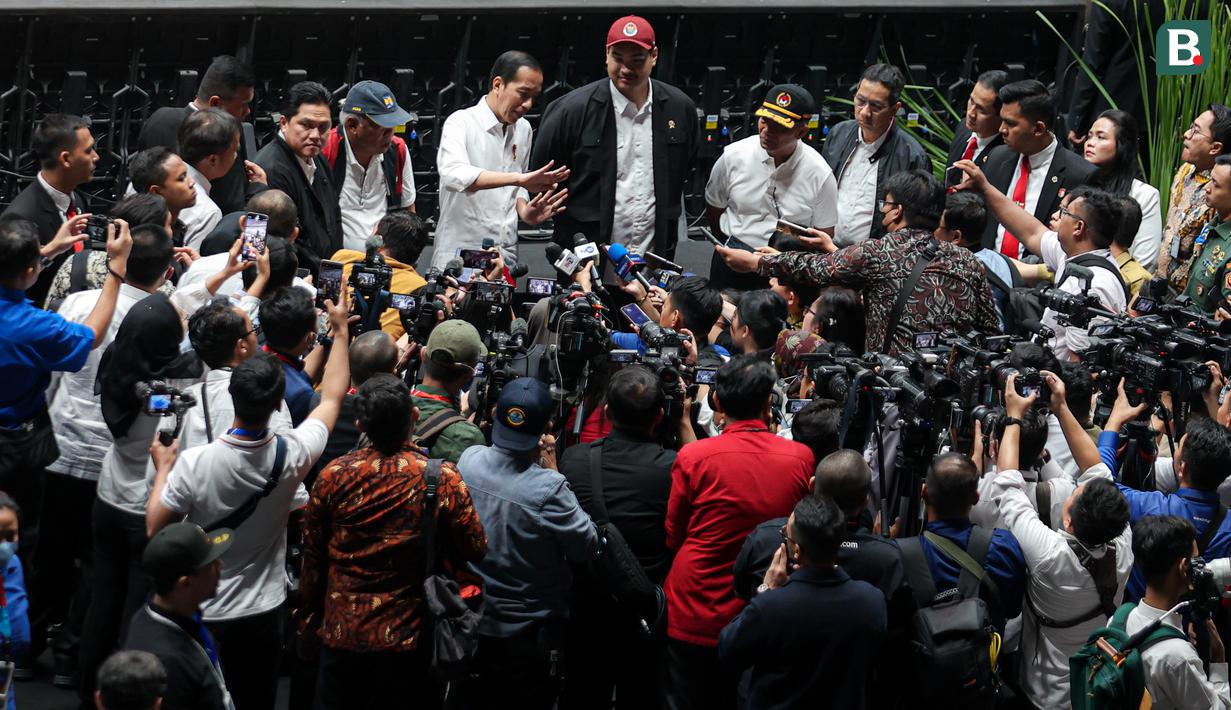 <p>Presiden Republik Indonesia, Joko Widodo (tengah) memberikan keterangan di depan wartawan setelah acara peresmian Indonesia Arena pada Senin (07/08/2023) di Senayan, Jakarta. (Bola.com/Bagaskara Lazuardi)</p>