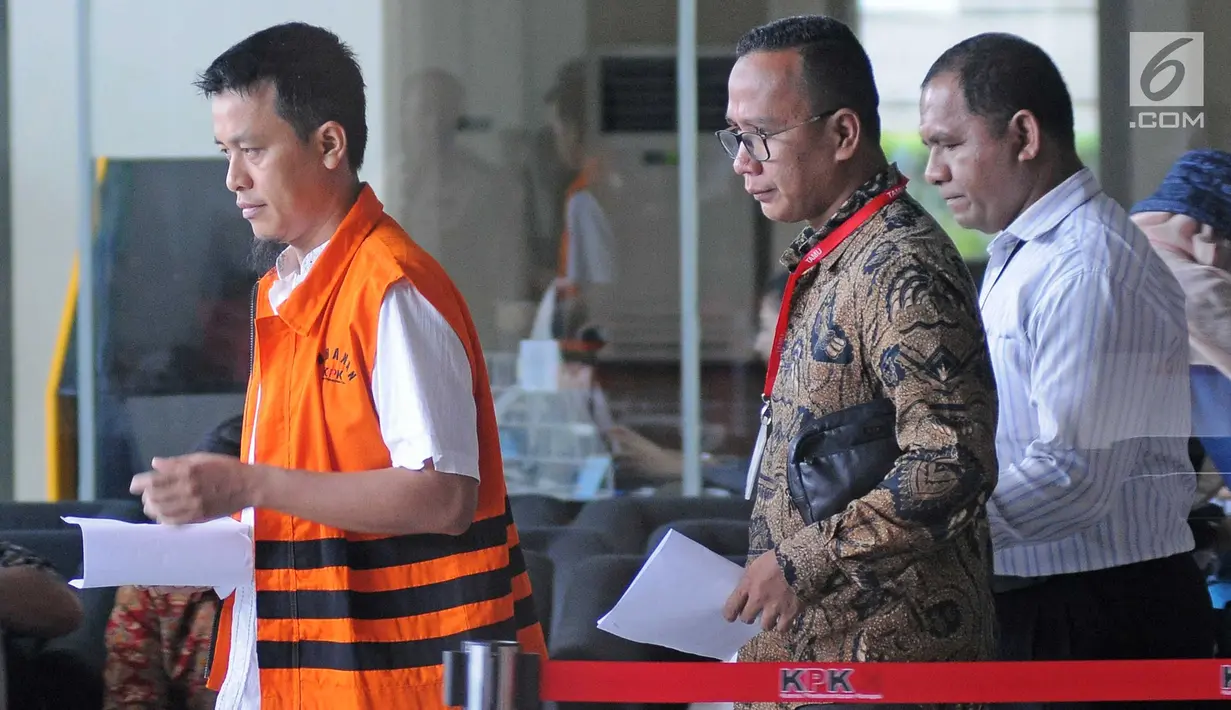 Komisaris PT Media Bangun Bersama Khairudin pergi usai menjalani pemeriksaan di Gedung KPK, Jakarta, Kamis (1/2). Gratifikasi kepada Khairudin dalam bentuk imbalan proyek, imbalan perizinan, serta pengadaan lelang APBD. (Liputan6.com/Herman Zakharia)