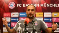 Pelatih Bayern Muenchen Josep Guardiola berbicara dalam konferensi pers, di Aspire Academy, Doha, Senin (11/1/2016). (STRINGER / AFP)