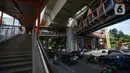 Warga menuruni jembatan penyeberangan orang (skywalk) yang menghubungkan Stasiun Kebayoran dengan Halte Transjakarta di Kebayoran Lama, Jakarta, Jumat (6/1/2023). Skywalk sepanjang 450 meter tersebut menghubungkan Stasiun KRL Kebayoran, halte Transjakarta koridor 13, dan halte pasar Kebayoran Koridor 8. (merdeka.com/Imam Buhori)