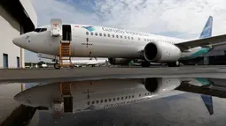 Pesawat Boeing 737 Max 8 Garuda Indonesia terparkir di Bandara Soekarno Hatta, Tangerang, Rabu (13/3). Pelarangan terbang untuk Boeing 737 Max 8 ini diambil pascakecelakaan maut Ethiopian Airlines. (REUTERS/Willy Kurniawan)