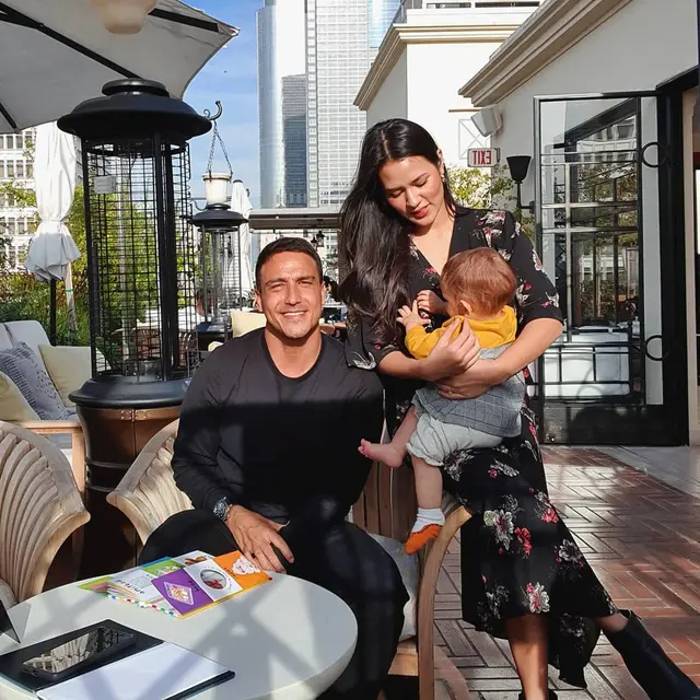 Momen Raisa dan Hamish Daud asuh Baby Zalina