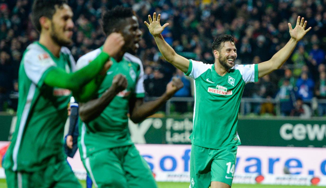Claudio Pizarro. Striker berusia 43 tahun yang pensiun di Werder Bremen Juli 2020 ini menjadi pencetak hattrick tertua di Liga Jerman saat Werder Bremen menang 4-1 atas tuan rumah Bayer Leverkusen pada pekan ke-24 musim 2015/2016, 2 Maret 2016, saat berusia 37 tahun dan 150 hari. (AFP/Nigel Treblin)