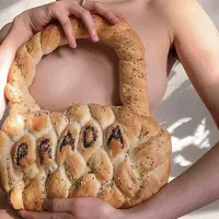 Sebuaha karya seni menyandingkan sebuah attitude dari brand ternama dan kesederhanaan roti.