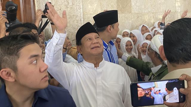 Calon Presiden nomor urut 2, Prabowo Subianto bersama Tim Kampanye Nasional dan Tim Kampanye Daerah (TKD) Jawa Barat sambangi Ponpes Miftahul Huda di Manonjaya, Tasikmalaya, pada Sabtu (2/12/2023).