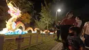 Orang-orang mengamati beraneka instalasi cahaya di "Festival Cahaya" yang diadakan di Jurong Lake Gardens, Singapura, pada 20 Desember 2020. "Festival Cahaya" berlangsung dari 18 Desember 2020 hingga 3 Januari 2021. (Xinhua/Then Chih Wey)