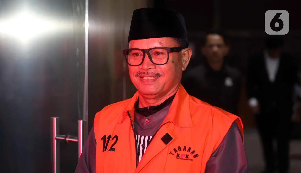 Wali Kota Madiun nonaktif, Maidi, berjalan keluar meninggalkan Gedung Merah Putih Komisi Pemberantasan Korupsi (KPK) usai menjalani pemeriksaan lanjutan, Jakarta, Kamis (23/4/2026). (Liputan6.com/Helmi Fithriansyah)