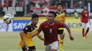 Gelandang timnas Indonesia U-23, Antoni Putro Nugroho (8) berebut bola dengan pemain Brunei Darussalam, Mohd Asnawi Syazni di laga kualifikasi grup H Piala Asia 2016 di Stadion GBK Jakarta, Minggu (29/3/2015). (Liputan6.com/Helmi Fithriansyah)