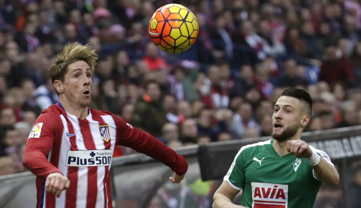 Fernado Torres (kiri) saat melakukan duel dengan Pemain SD Eibar,  David Junca pada Lanjutan La Liga Spanyol di Stadion Vicente Calderon, Sabtu (6/2/2016). (EPA/Javier Lizon)