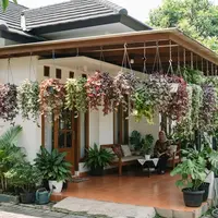 Ide Desain Rumah Rimbun untuk Perumahan Panas yang Teduh dan Tetap Rapi Nyaman Model Penempatan Tanaman Gantung di Plafon Teras Depan (image generated by AI)