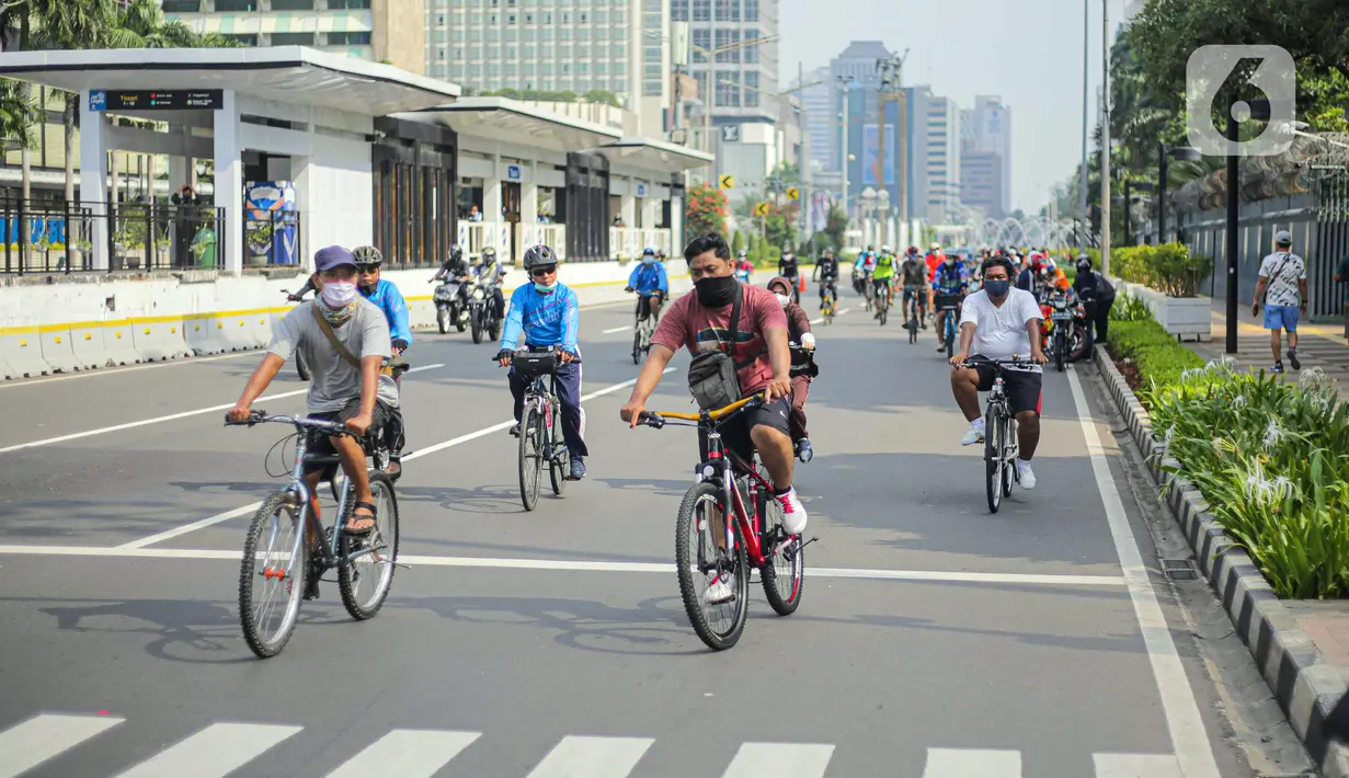 PSBB TRANSISI JAKARTA DIPERPANJANG: Warga beraktivitas menggunakan sepeda di kawasan Bundaran HI, Jakarta Pusat, Minggu (8/11/2020). Pemprov DKI Jakarta memastikan masa Pembatasan Sosial Berskala Besar (PSBB) transisi yang berakhir pada hari ini kembali diperpanjang. (Liputan6.com/Faizal Fanani)