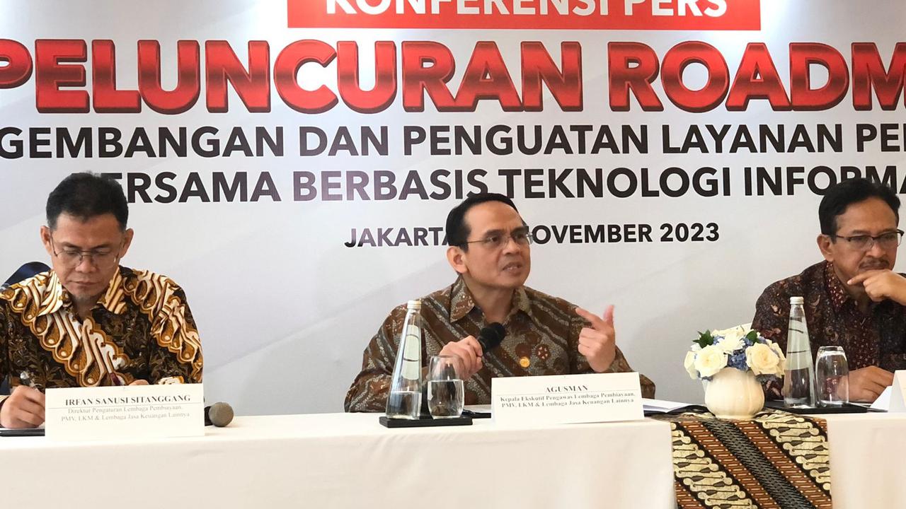 Kepala Eksekutif Pengawas Lembaga Pembiayaan, Perusahaan Modal Ventura, Lembaga Keuangan Mikro dan Lembaga Jasa Keuangan Lainnya (PVML) OJK Agusman, dalam konferensi pers di Hotel Four Season, Jakarta Selatan, Jumat (10/11/2023). (Tira/Liputan6.com)