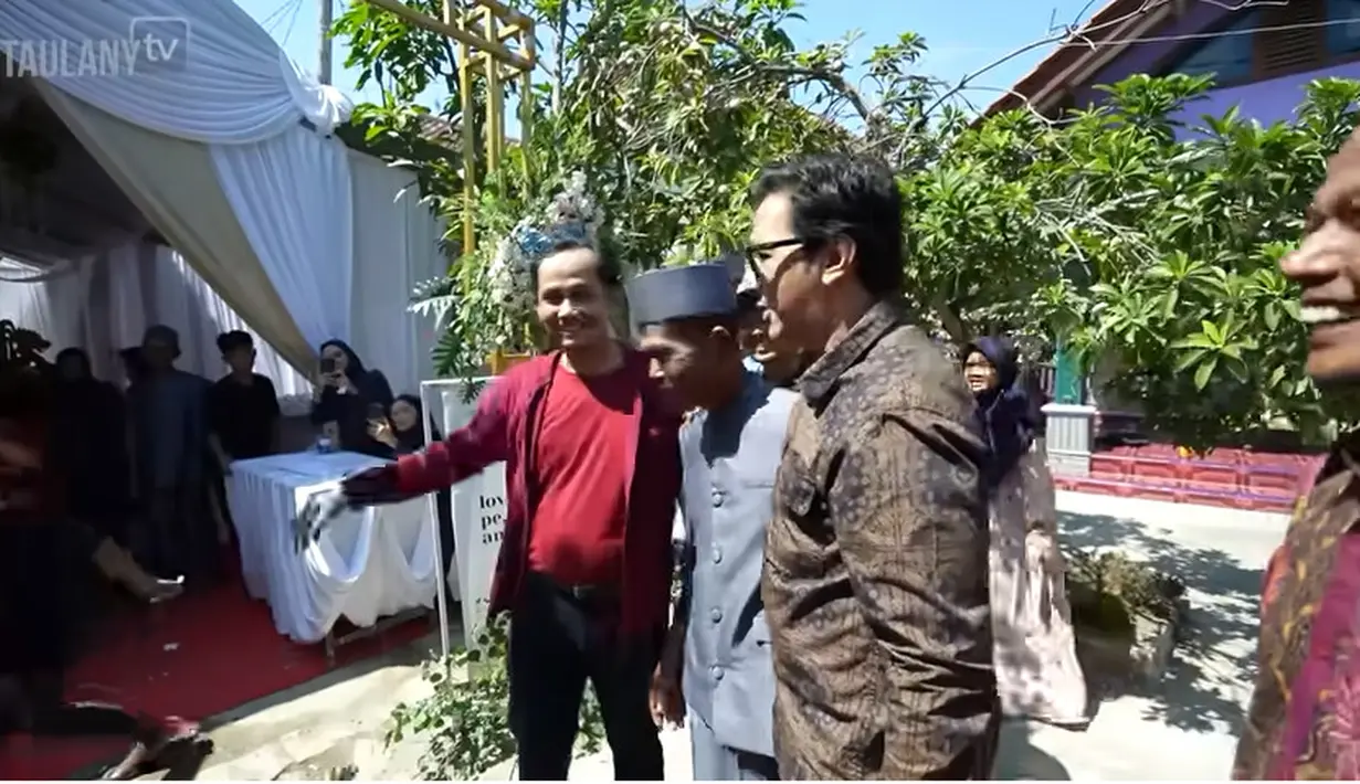 Setelah 2,5 jam naik kereta langsung menyambung dengan bus hingga akhirnya sampai tempat pernikahan asistennya. Kehadiran Andre pun menjadi pusat perhatian. [Youtube/TAULANY TV]