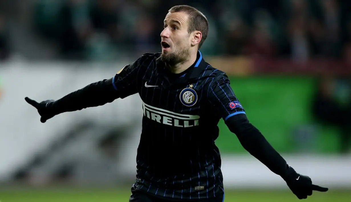 Penyerang Inter Milan, Rodrigo Palacio Marayakan selebrasi usai mencetak gol ke gawang Wolfsburg di leg pertama 16 besar Liga Europa di Stadion Volkswagen Arena, Jumat (13/3/2015). Wolfsburg menang 3-1 atas Inter Milan. (AFP FOTO/Ronny Hartmann)