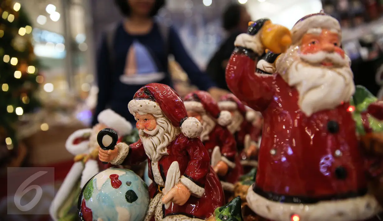 Sejumlah boneka Sinterklas tampak terpajang di salah satu stand Mall Gandaria City, Jakarta, Rabu (9/12/2015). Jelang perayaan hari raya umat Kristen, berbagai pernak-pernik dan hiasan rumah bertema Natal kini mulai marak. (Liputan6.com/Faizal Fanani)