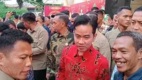 Wapres Gibran Rakabuming Raka melayani foto bareng warga saat menghadiri acara Imlek 2025 di TMII. (Foto: Merdeka.com)