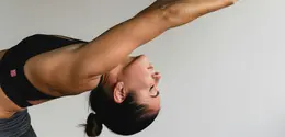 Gerakan ini membantu Anda mempertahankan posisi tegak, menopang tulang belakang dan tulang panggul (Foto: Dane Wetton/Unsplash)