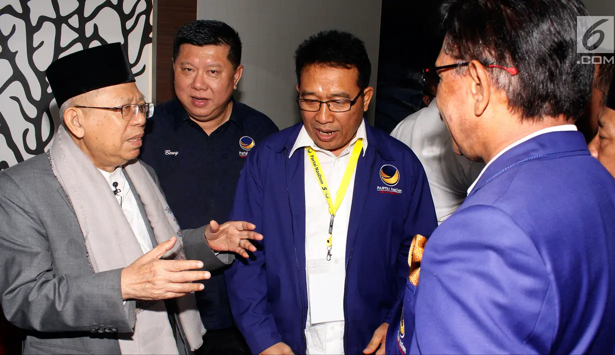 Bakal calon wakil presiden Ma'ruf Amin (kiri) berbincang dengan sejumlah petinggi Partai Nasdem saat menghadiri Pekan Orientasi Caleg DPR RI Partai Nasdem di Jakarta, Sabtu (2/9). Acara ini bertema "Berkenalan dengan Cawapres". (Liputan6.com/JohanTallo)