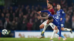 Pemain Chelsea, Jorginho berebut bola dengan pemain West Ham United, Manuel Lanzini dalam lanjutan Liga Inggris 2018/2019 di Stadion Stamford Bridge, Senin (8/4). Chelsea sukses menaklukkan West Ham United dengan skor 2-0. (AP Photo/Alastair Grant)