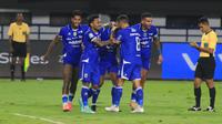 Para pemain Persib Bandung merayakan gol ketika melawan Madura United pada laga pekan ke-23 BRI Super League 2025/2026 di Stadion Gelora Bandung Lautan Api (GBLA), Kota Bandung, Kamis (26/2/2026) malam WIB. (Bola.com/Erwin Snaz)