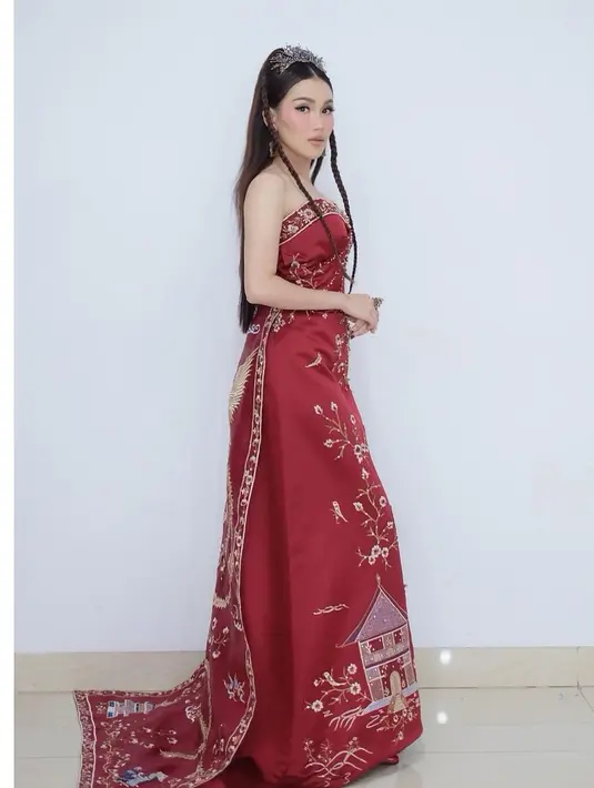 Dibantu oleh fashion stylist andalannya @erichalamin, ibu satu anak ini sukses pukau publik berkat penampilannya yang memesona dibalut cheongsam warna merah merona. [Foto: IG/ayutingting92]