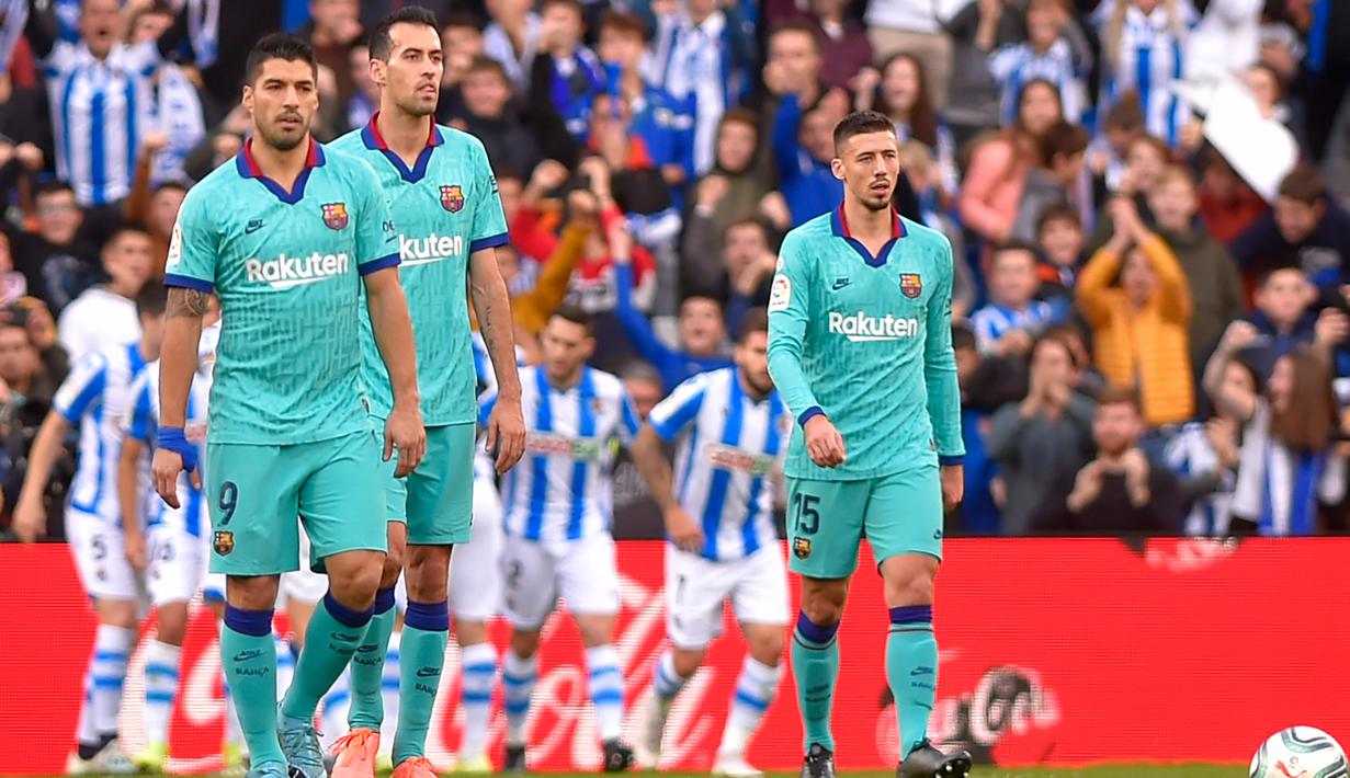Para pemain Bracelona tampak kecewa usai dibobol Real Sociedad pada laga La Liga di Stadion Anoeta, San Sebastian, Sabtu (14/12). Kedua klub bermain imbang 2-2. (AFP/Ander Gillenea)