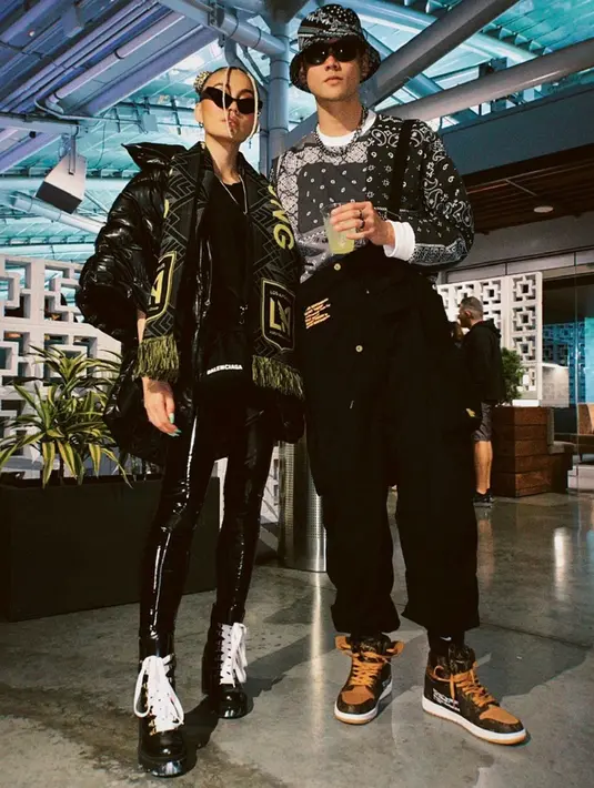 Bahkan, meski keduanya berbeda 13 tahun, namun Agnez Mo dan Adam tampak begitu menikmati momen bersama. Tak jarang pula keduanya tampil dengan busana senada. (Liputan6.com/IG/@ryoshiadam)