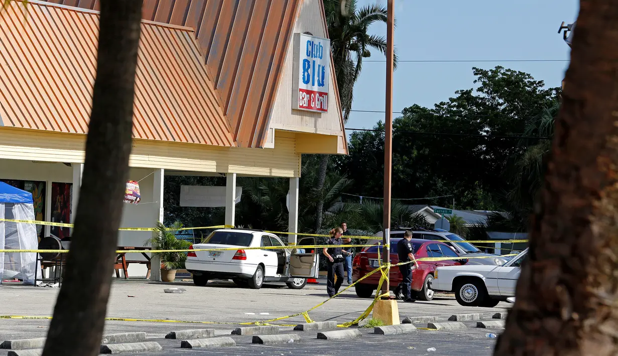 Garis polisi terpasang di tempat parkir Club Blu setelah insiden penembakan di Fort Myers, Florida, Senin (25/7). Seorang pria bersenjata menembaki klub malam hingga menewaskan sedikitnya dua orang dan melukai belasan lainnya. (REUTERS/Joe Skipper)