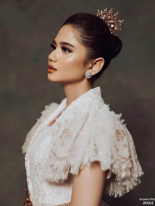 Kontur halus dan highlighter di pipi memberikan dimensi sekaligus bikin Tissa Biani terlihat glowing [@riomotret]