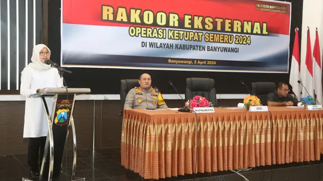 Bupati Banyuwangi Ipuk Fiestiandani memberikan arahan dalam rakor eksternal operasi ketupat 2024 (Istimewa)