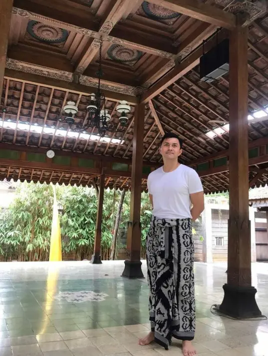<p>Anjasmara juga membangun pendapa kayu di rumahnya. Pendapa ini kerap digunakan Anjasmara untuk latihan yoga. [Foto: Instagram @anjasmara]</p>
