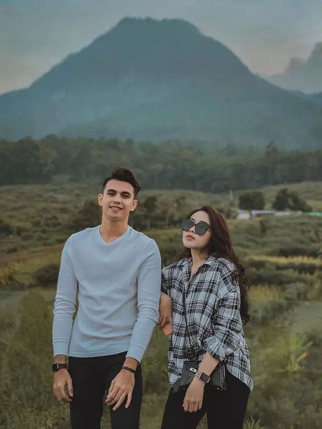 Jarang Tersorot, Ini 6 Potret Kebersamaan Kiper Nadeo Argawinata dan Istri